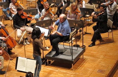 〔写真〕ブラームスのバイオリン協奏曲を演奏するノリントンとパク・ヘユン