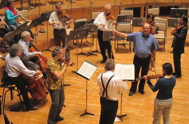 〔写真〕ハイドン交響曲第1番を室内楽スタイルで演奏するノリントンとシュトゥットガルト放送響メンバー